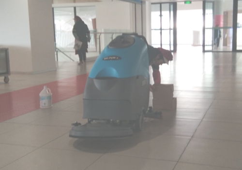 驾驶型洗地车